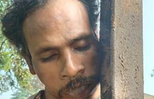 ग्राम बंगुरसिया मेन रोड किनारे अज्ञात व्यक्ति का शव साइन बोर्ड पर लटका मिला, जांच में जुटी चक्रधरनगर पुलिस