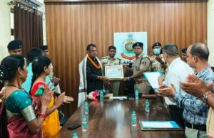 जिला पुलिस के सहायक उप निरीक्षक बलराम प्रसाद शुक्ला और आरक्षक ख्रिस्तोफर बेक हुए सेवानिवृत्त
