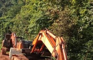 पुष्पा स्टील चेमल माइंस क्षेत्र में तीन चैन माउंटेन जेसीबी मशीनों में आग लगाने की घटना ।